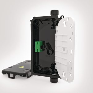 2 Inline Port CCPXT with tray, 2 x SC APC simplex adaptors, 2 x SC APC 900?m pigtails and breather membrane