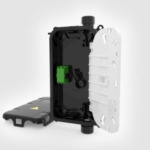 2 Inline Port CCPXT with tray, 2 x LC APC duplex adaptors, 1 x 1:4 BE input to LC APC output PLC splitter and breather membrane