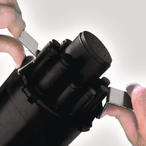 Cover release tool for port closures, re-usable, hand operation